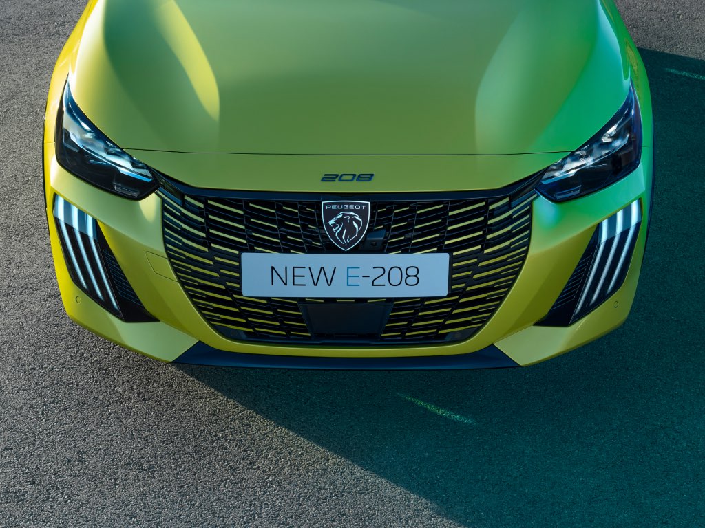 New PEUGEOT E-208 3-claw lights