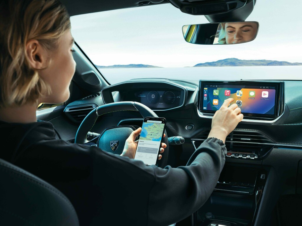 New PEUGEOT E-208 Connected services