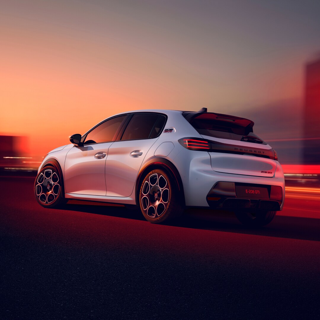Vue arrière de la nouvelle PEUGEOT E‑208 GTi