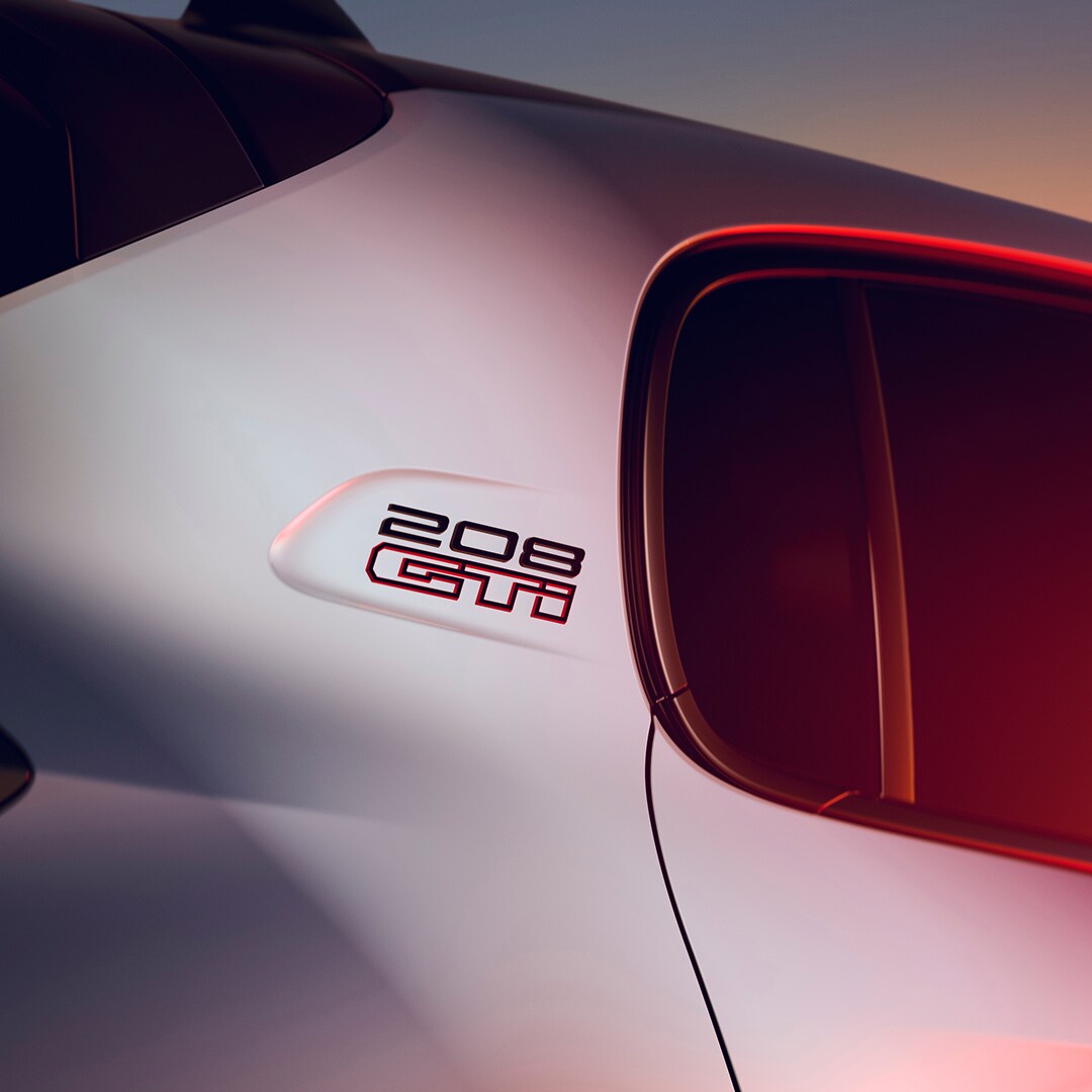 Nouvelle PEUGEOT E‑208 GTi, détail du logo 208 GTi