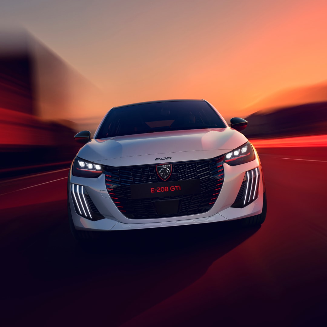 Vue de face de la nouvelle PEUGEOT E‑208 GTi
