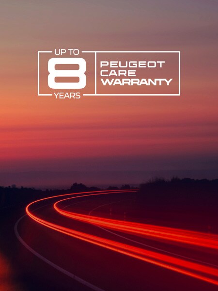 Nouvelle PEUGEOT E‑208 GTi en décor de route avec le logo PEUGEOT CARE