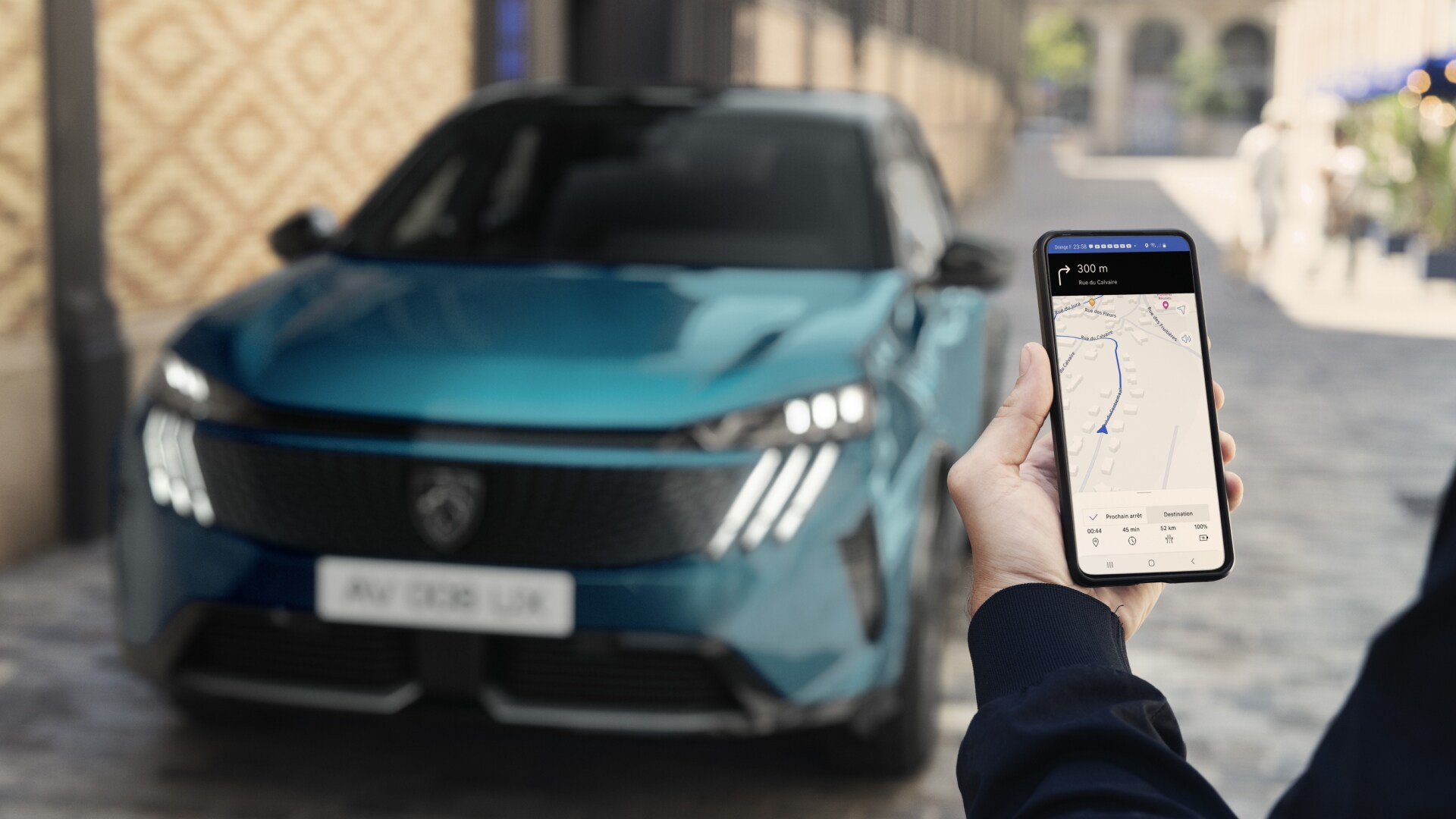 PEUGEOT E-3008 vue avant & PEUGEOT APP