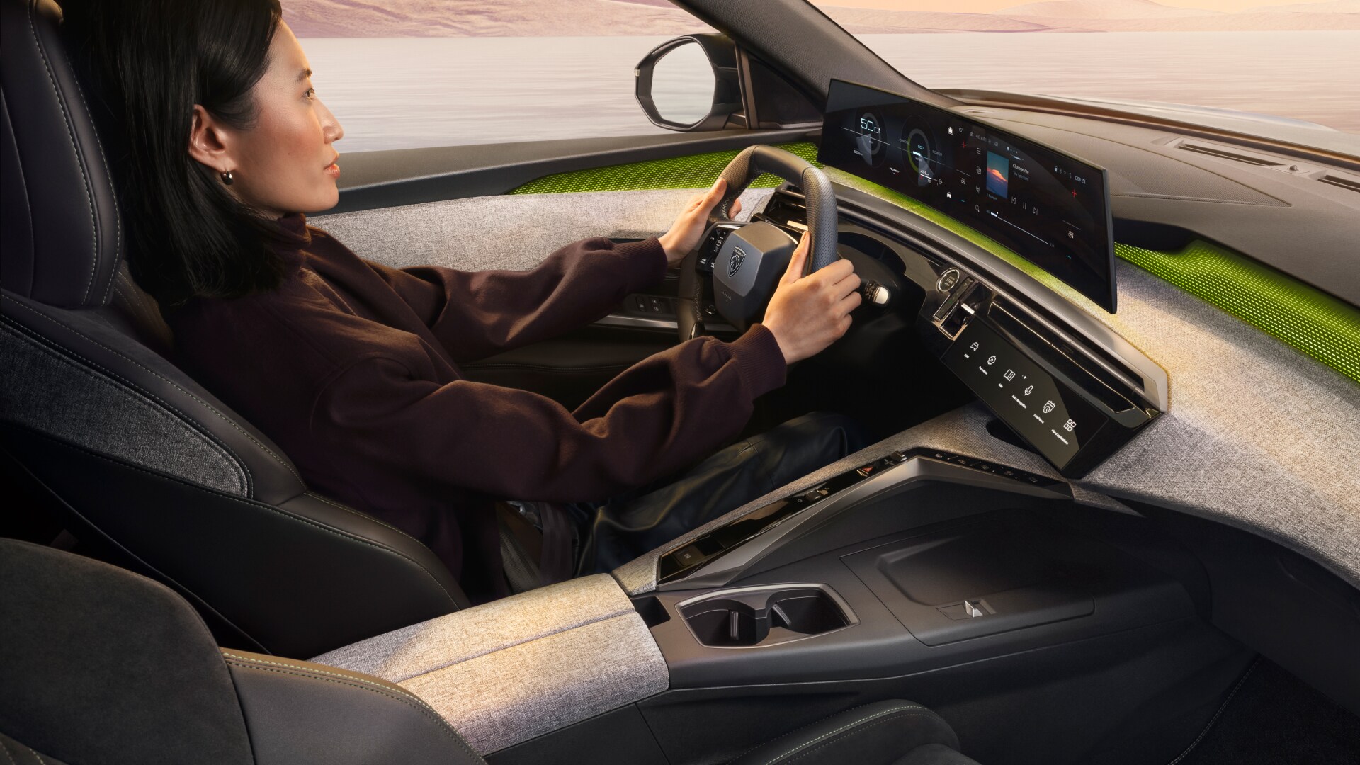 PEUGEOT 5008 Hybrid femme au volant