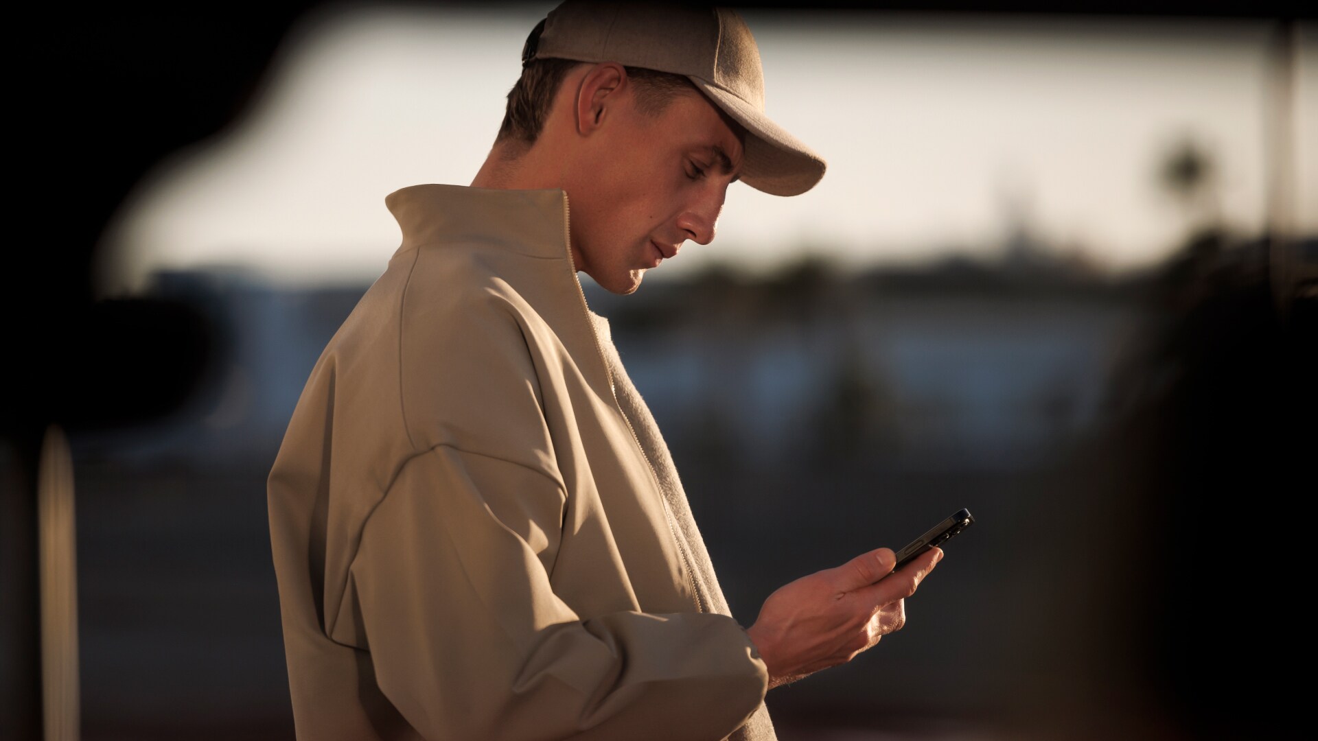 PEUGEOT 5008 homme avec smartphone
