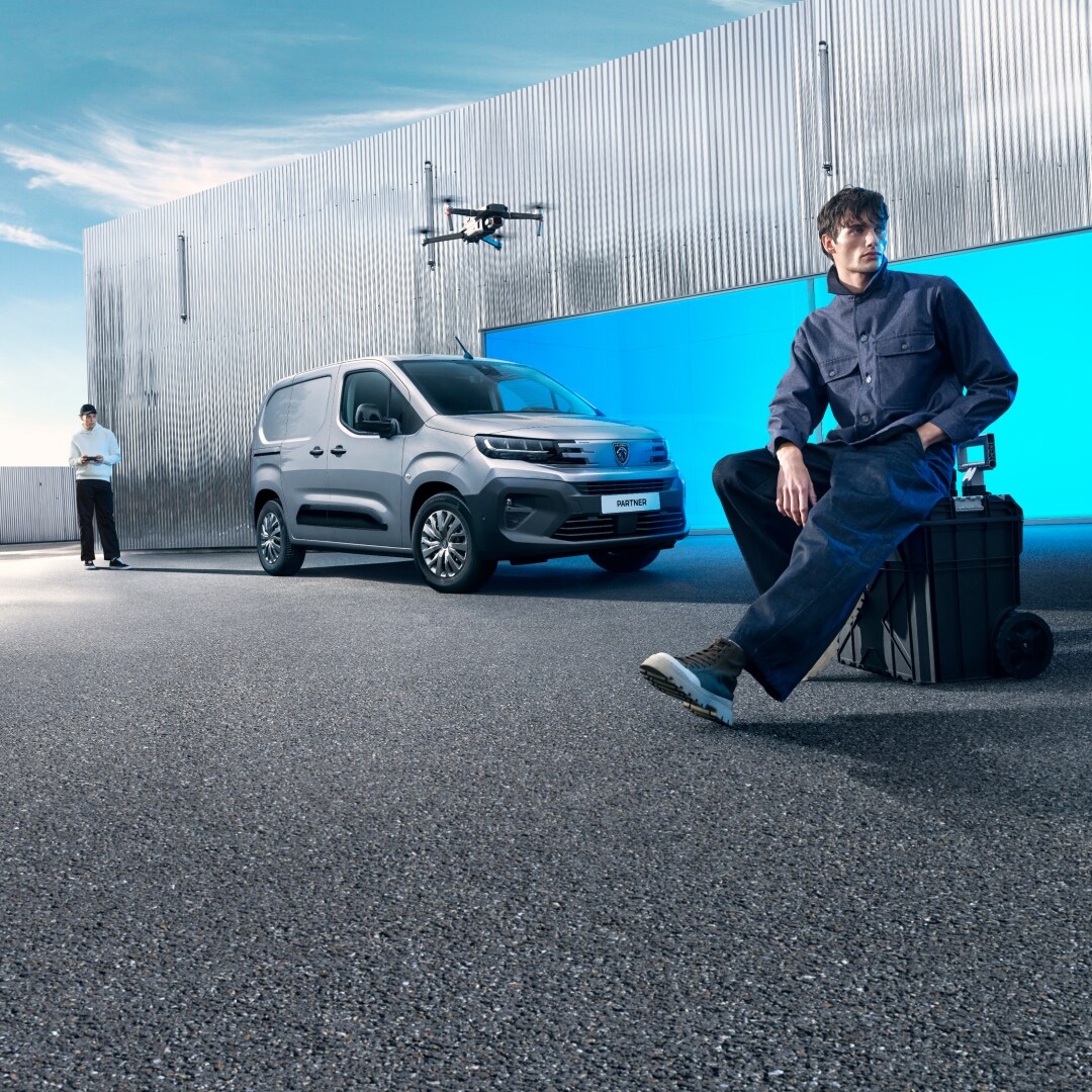 Man standing in front of a PEUGEOT E-Partner