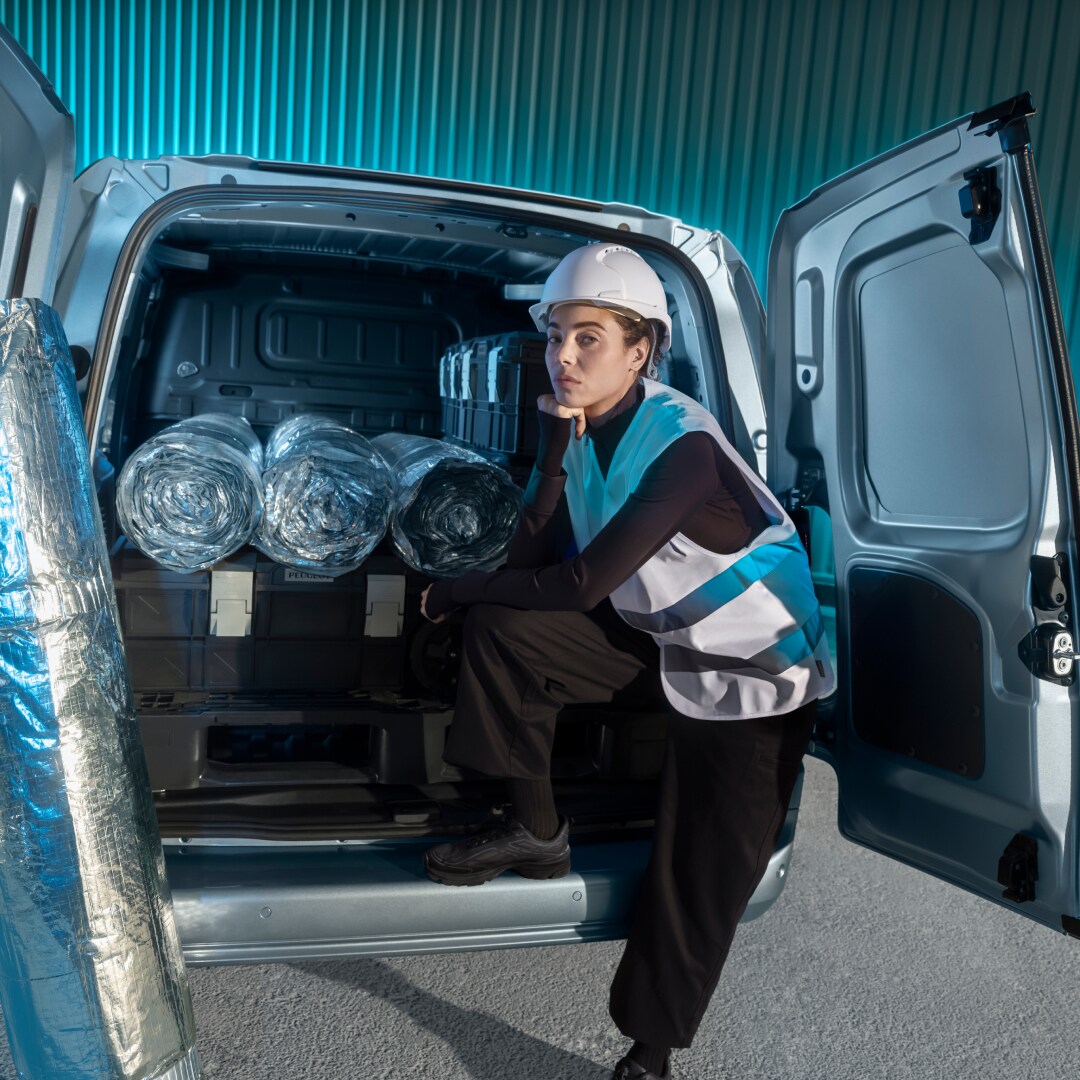 Woman loading a PEUGEOT E-Partner through the rear doors